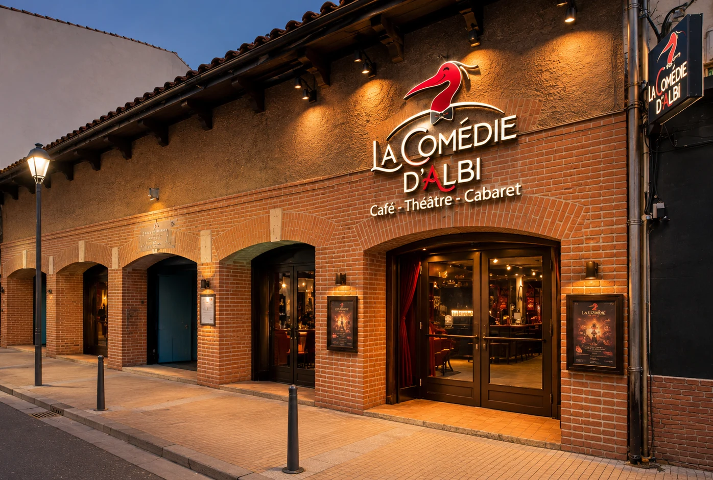 La façade de La Comédie d'Albi éclairée à la tombée de la nuit